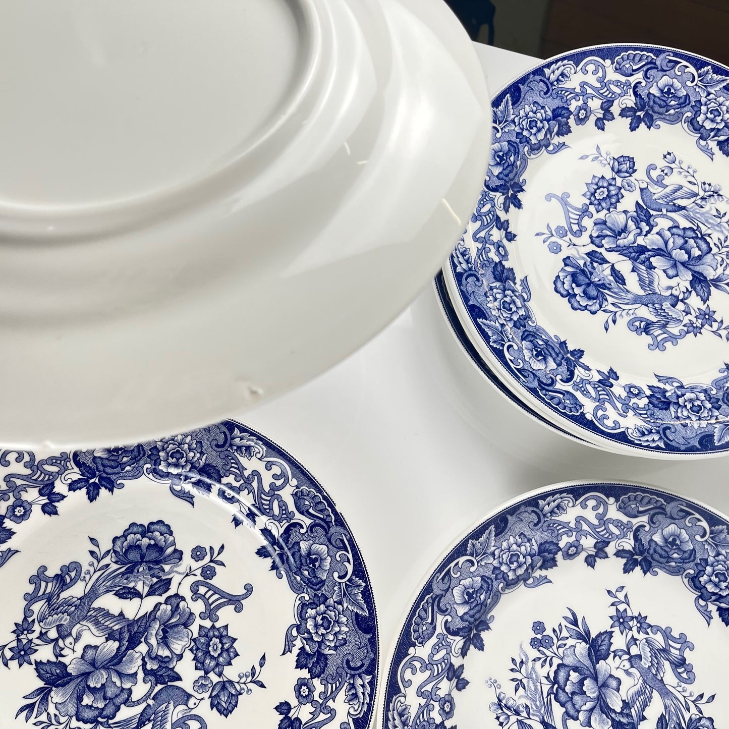 Set of 8 blue earthenware dinner plates with floral and bird decoration, early 20th century