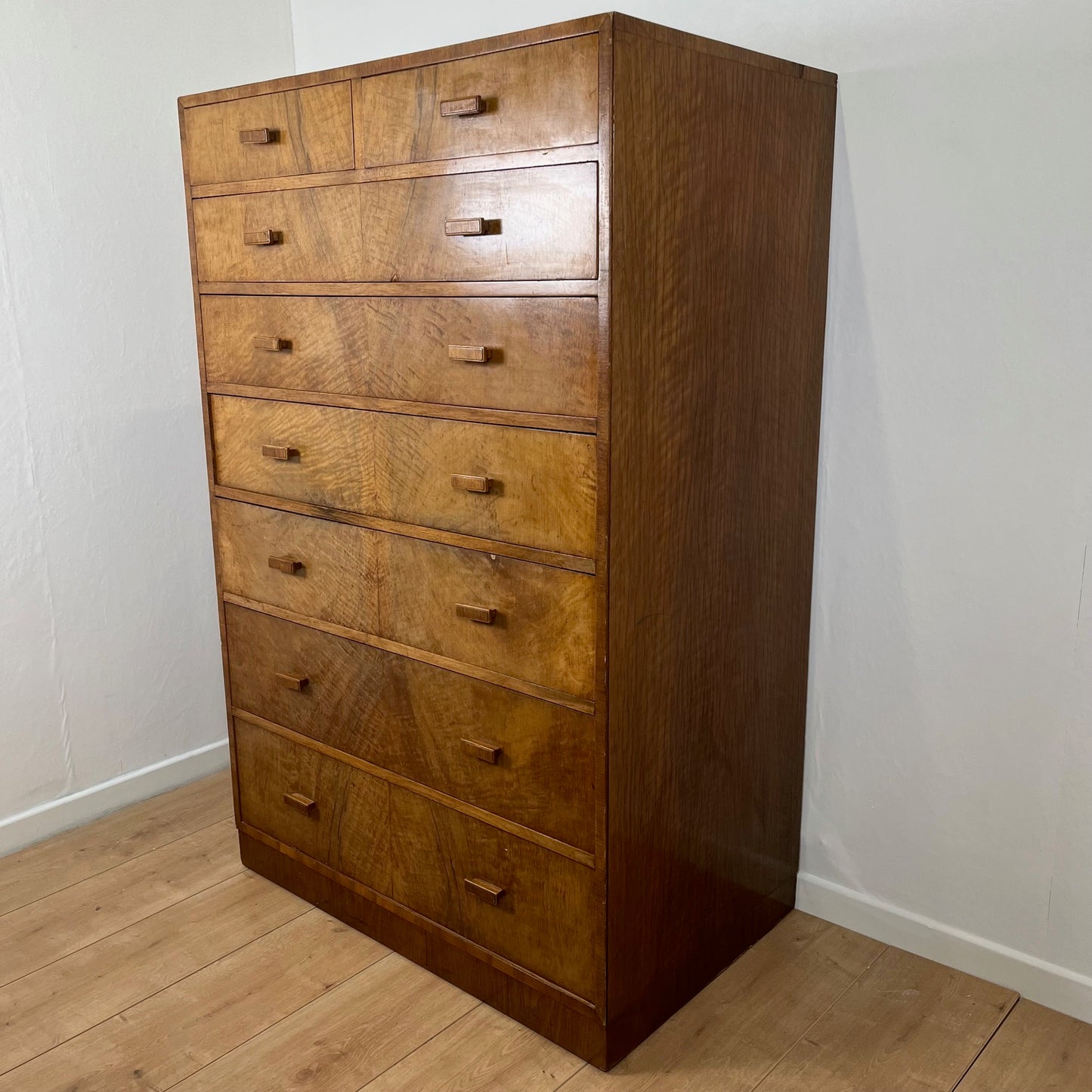 Rare Commode haute / semainier en noyer flammé art deco, 1930/1940