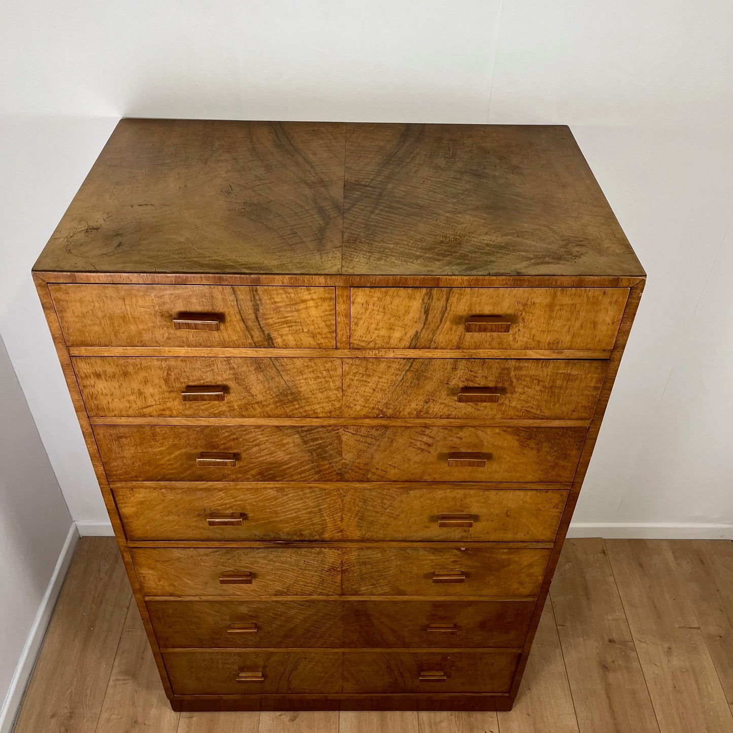Rare Commode haute / semainier en noyer flammé art deco, 1930/1940