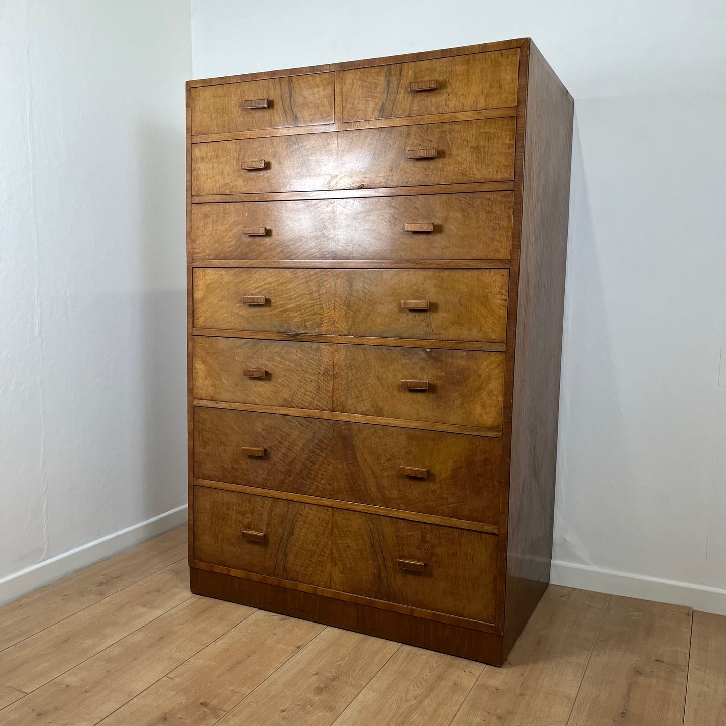 Rare Commode haute / semainier en noyer flammé art deco, 1930/1940