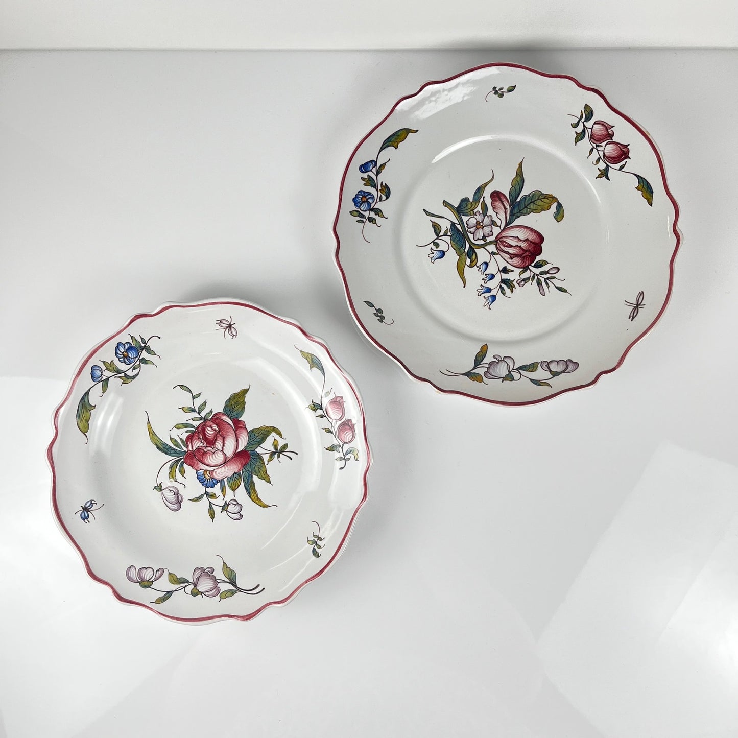 Set of 2 hand-painted ceramic dishes with flower pattern
