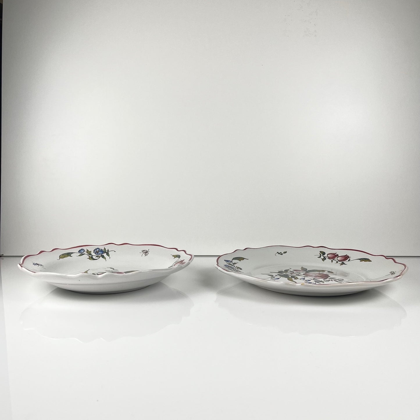 Set of 2 hand-painted ceramic dishes with flower pattern