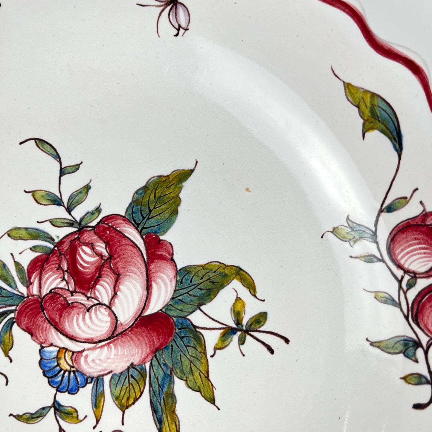 Set of 2 hand-painted ceramic dishes with flower pattern