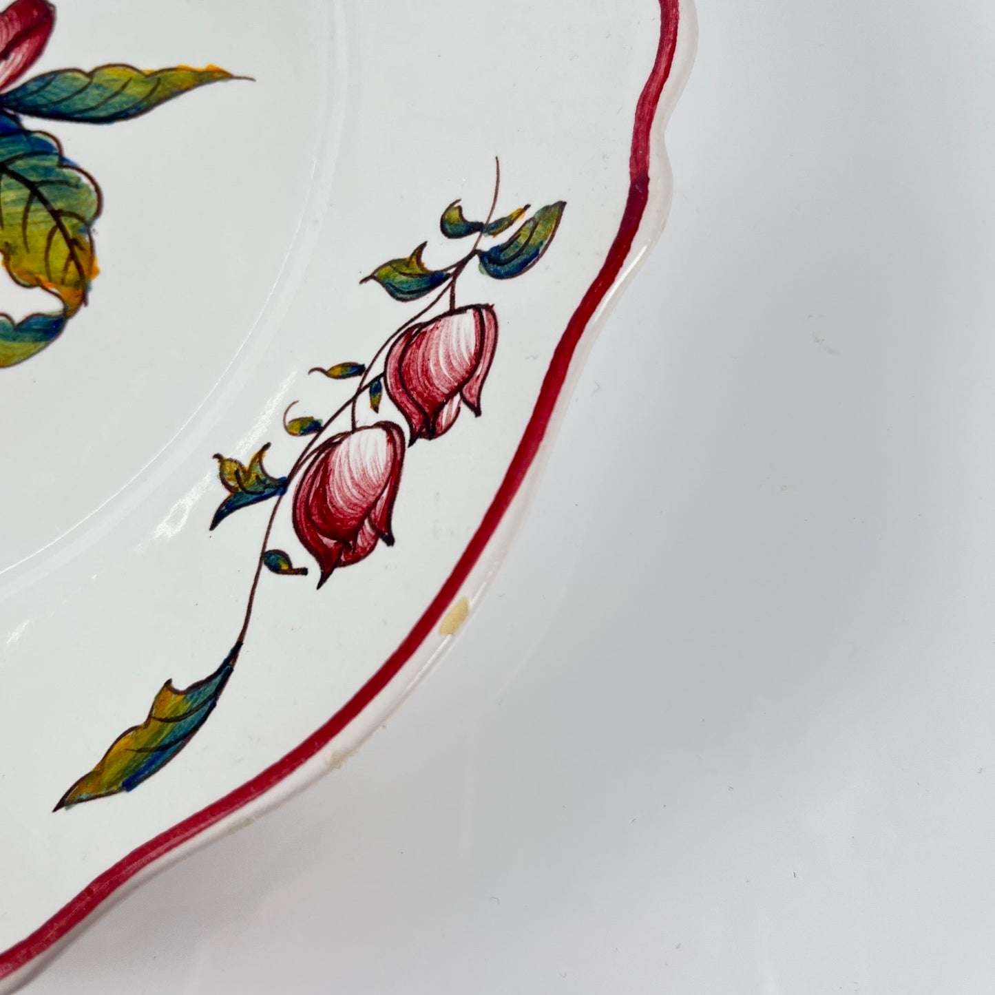 Set of 2 hand-painted ceramic dishes with flower pattern