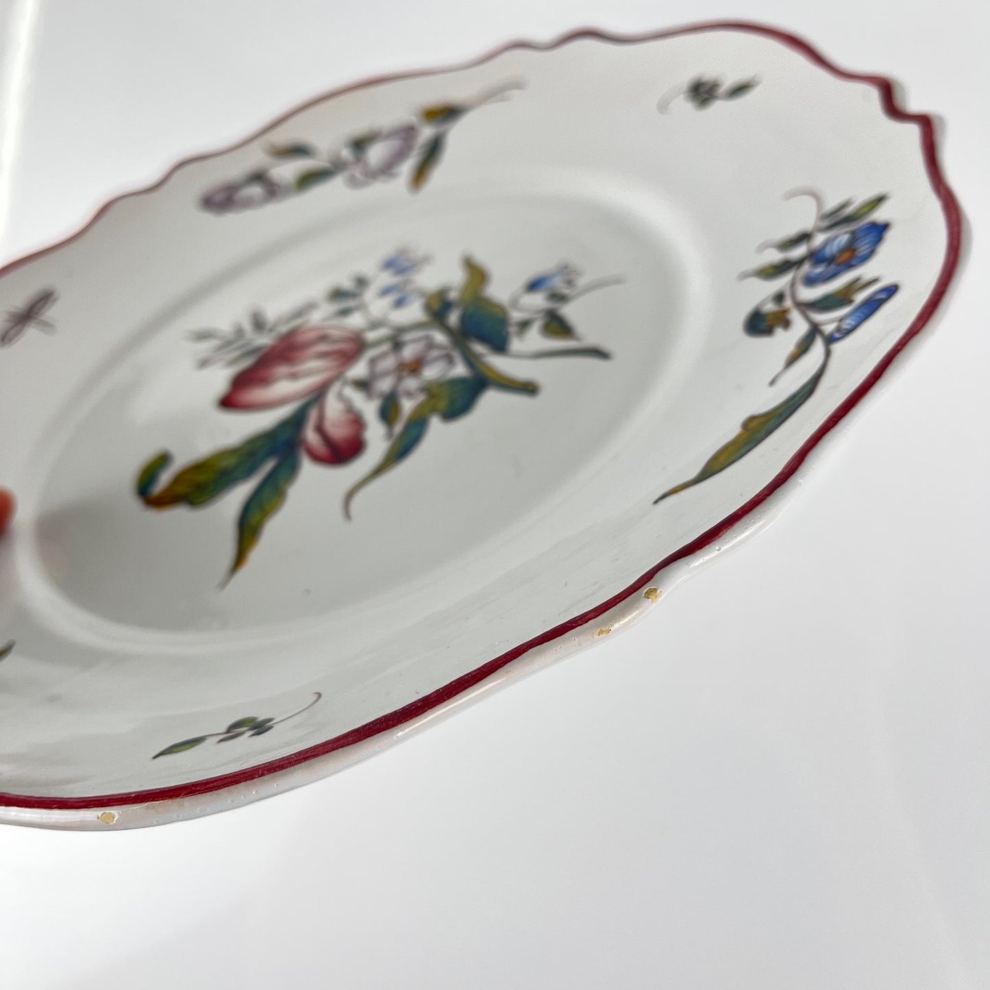 Set of 2 hand-painted ceramic dishes with flower pattern