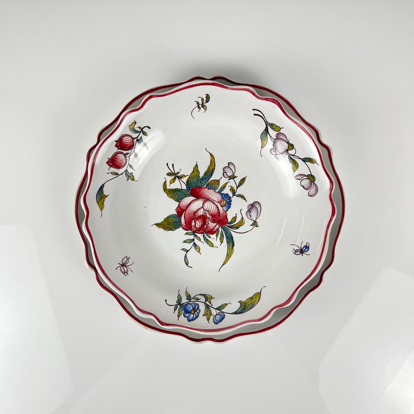 Set of 2 hand-painted ceramic dishes with flower pattern