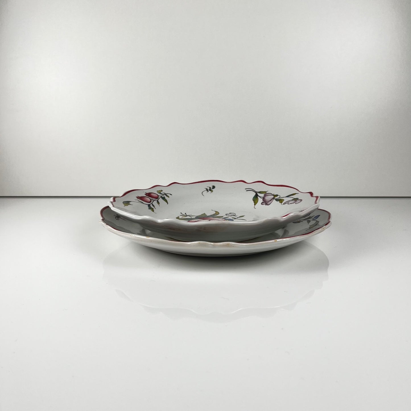 Set of 2 hand-painted ceramic dishes with flower pattern