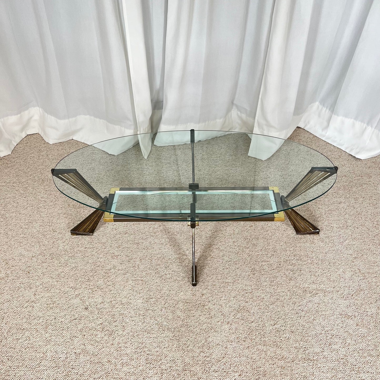 Table basse vintage italienne en verre, Métal couleur chrome & laiton , style Hollywood regency, Années 70