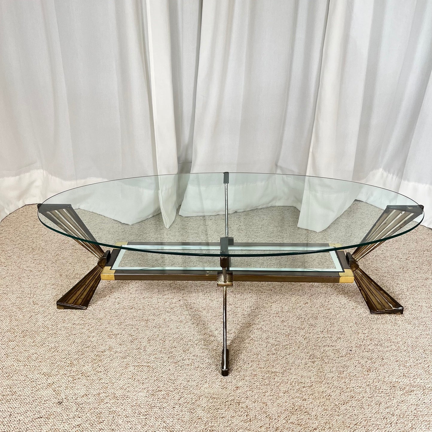 Table basse vintage italienne en verre, Métal couleur chrome & laiton , style Hollywood regency, Années 70