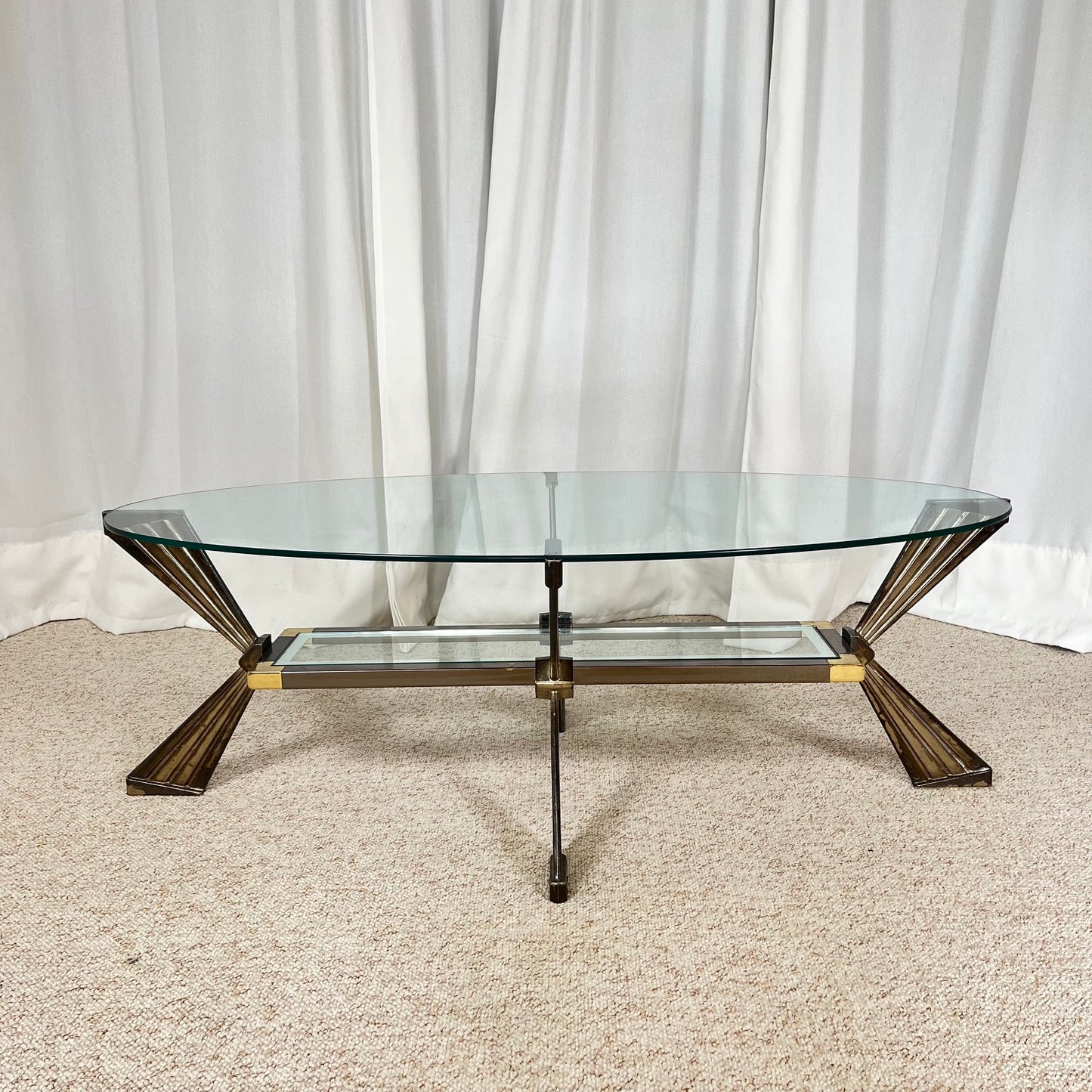 Table basse vintage italienne en verre, Métal couleur chrome & laiton , style Hollywood regency, Années 70