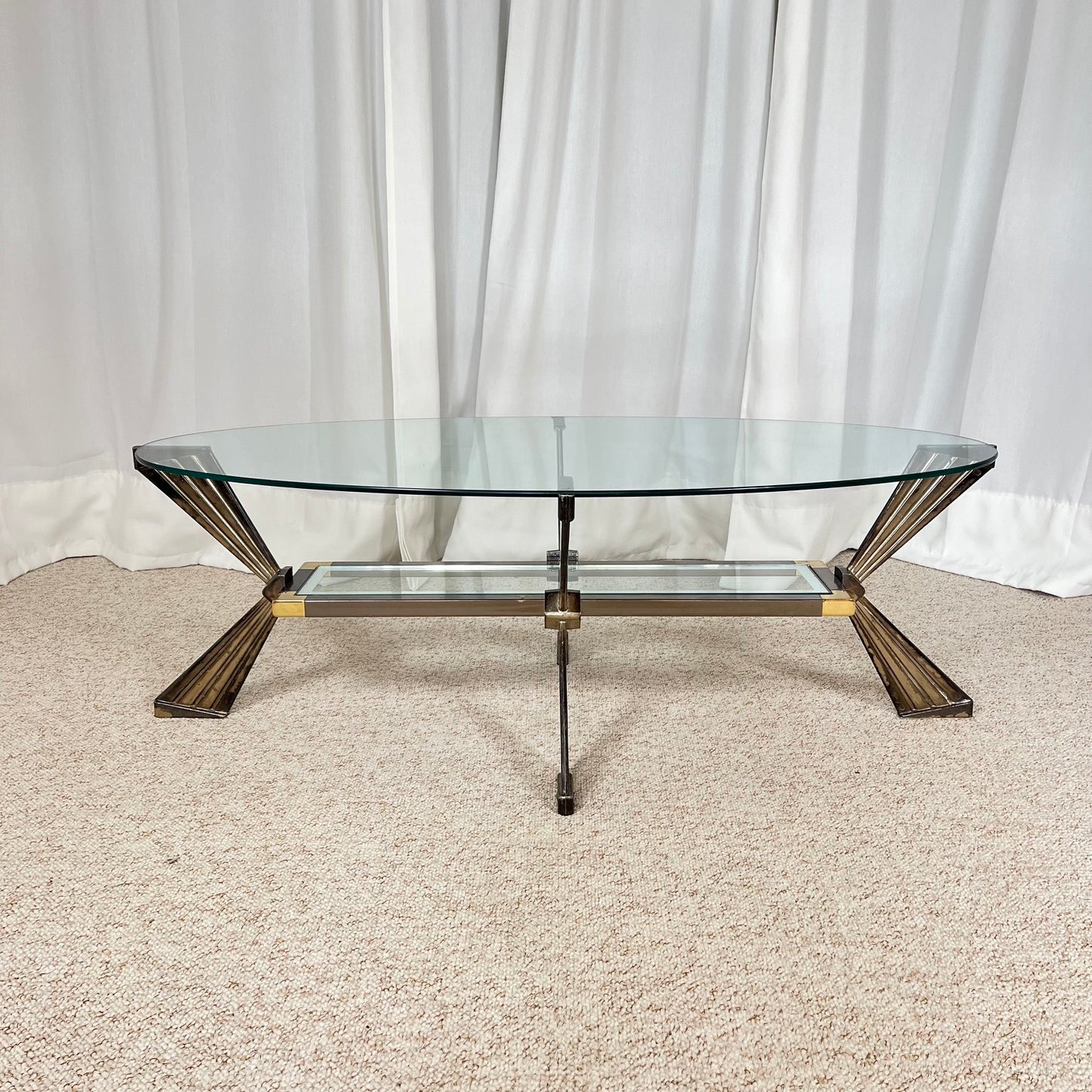 Table basse vintage italienne en verre, Métal couleur chrome & laiton , style Hollywood regency, Années 70