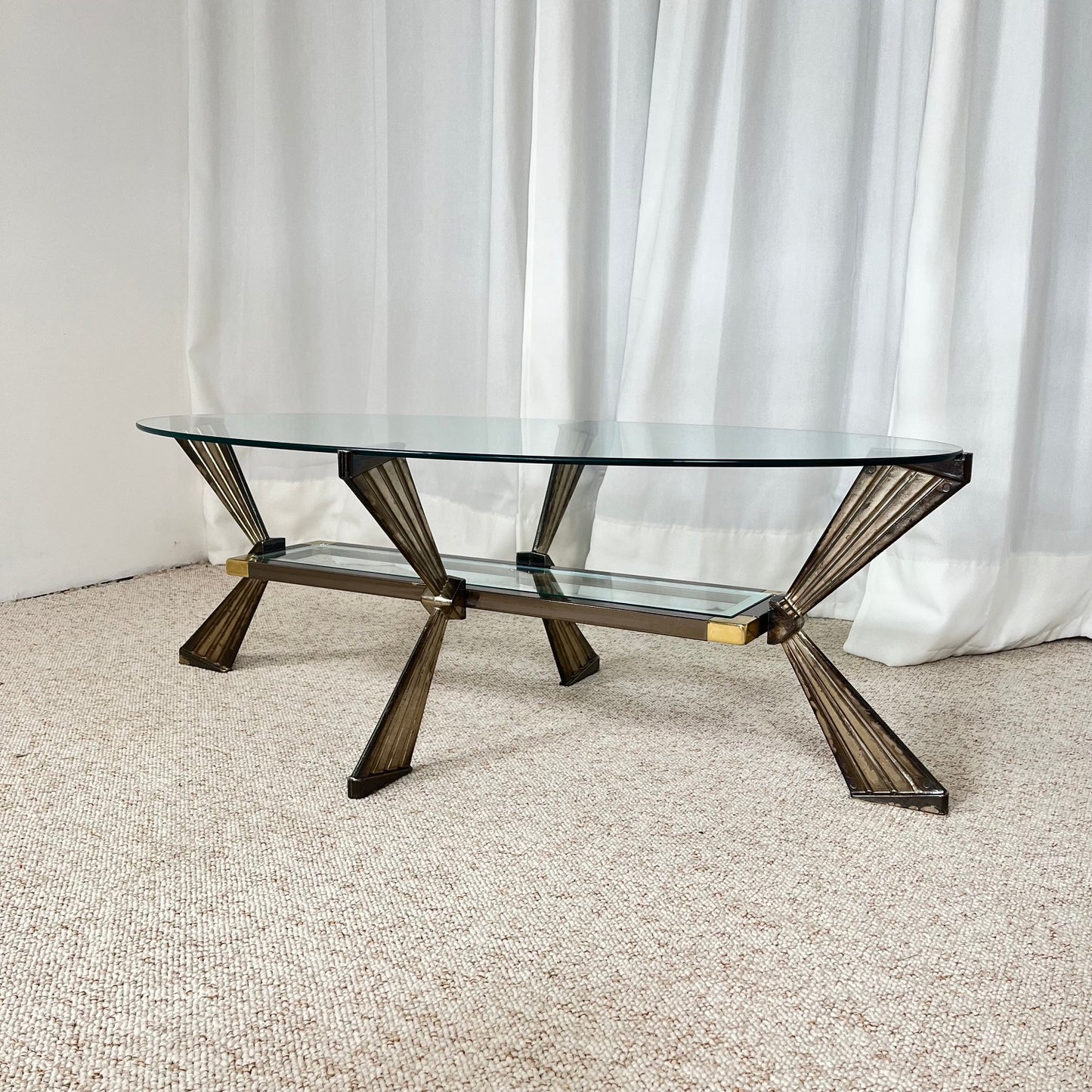 Table basse vintage italienne en verre, Métal couleur chrome & laiton , style Hollywood regency, Années 70