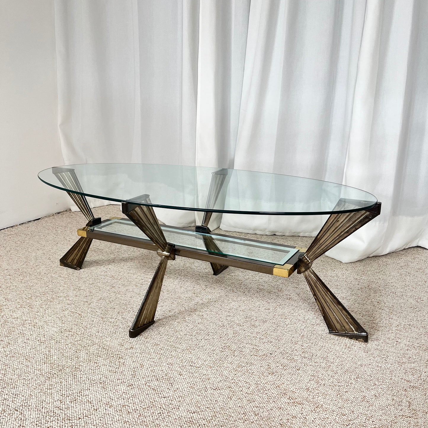 Table basse vintage italienne en verre, Métal couleur chrome & laiton , style Hollywood regency, Années 70