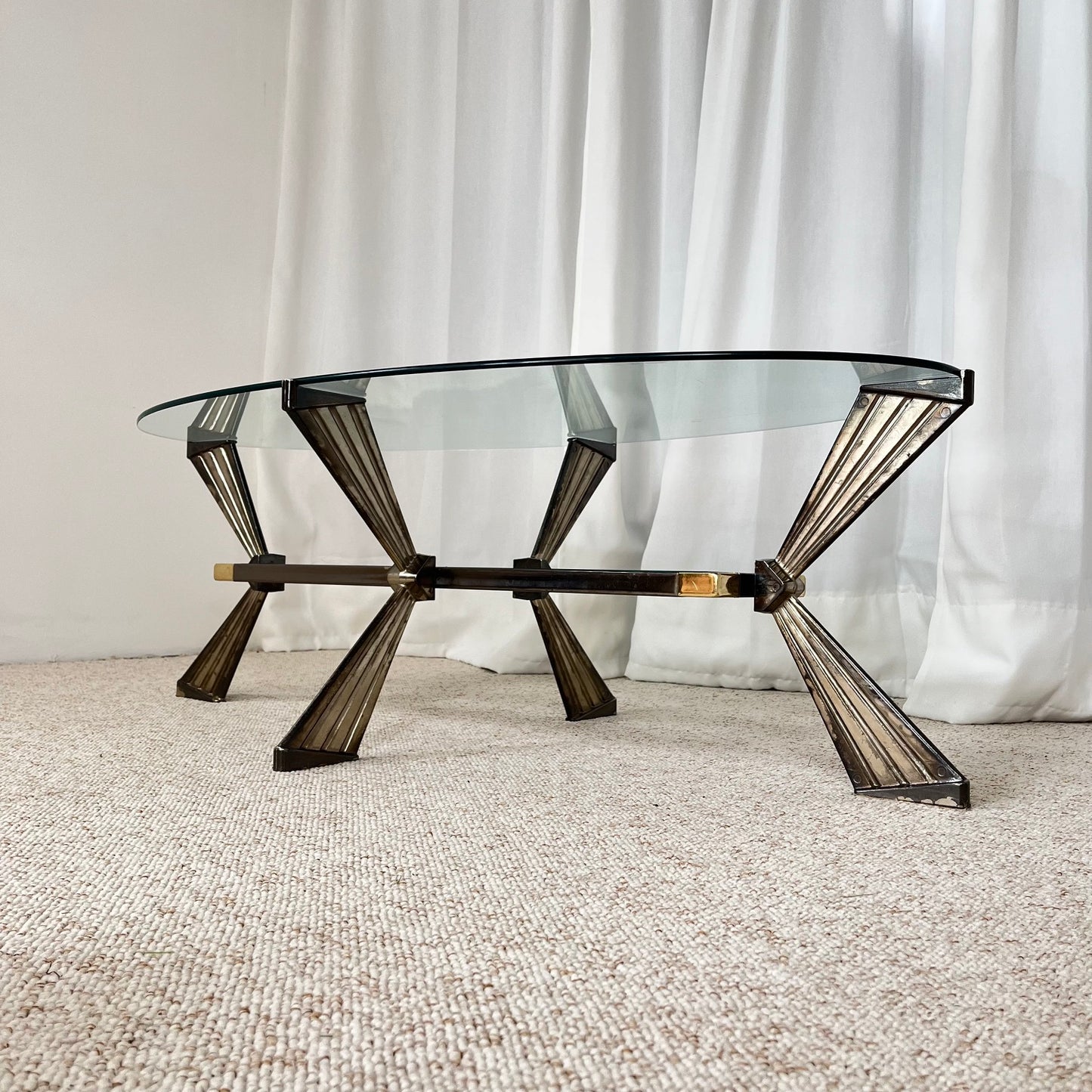Table basse vintage italienne en verre, Métal couleur chrome & laiton , style Hollywood regency, Années 70