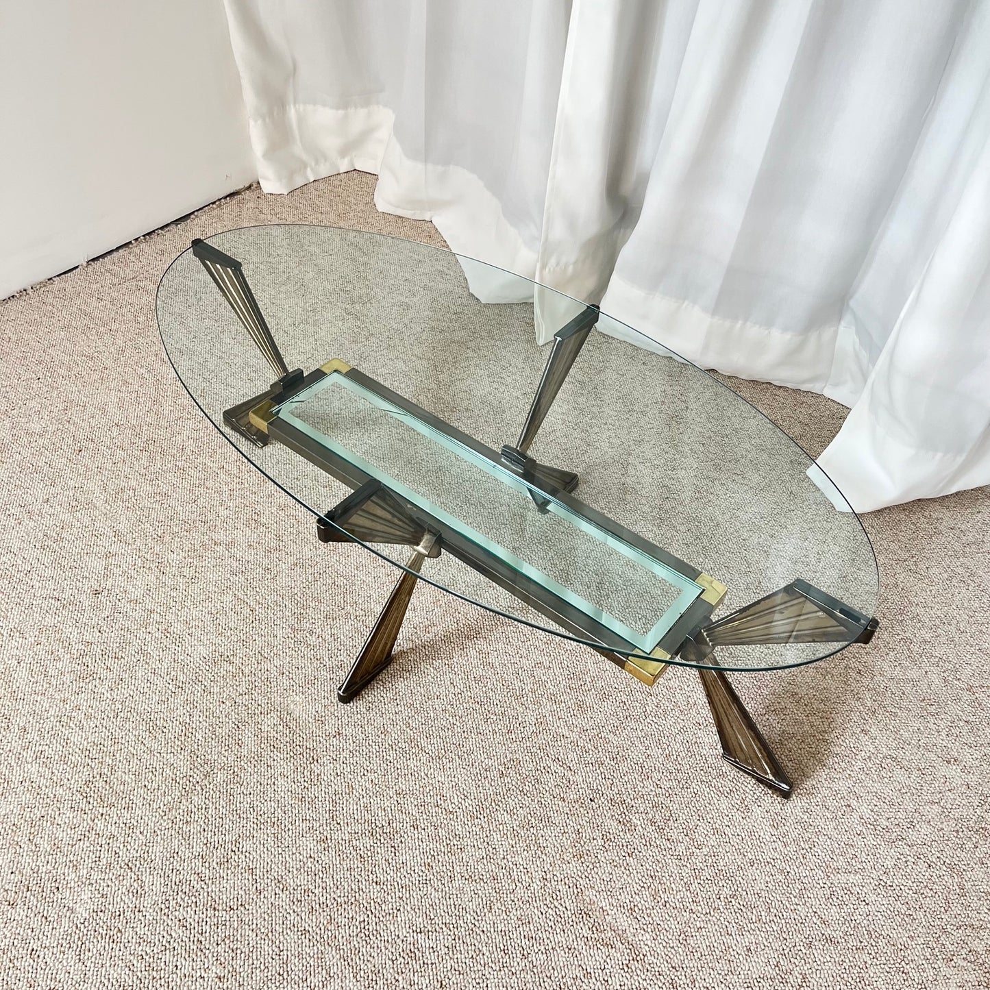 Table basse vintage italienne en verre, Métal couleur chrome & laiton , style Hollywood regency, Années 70