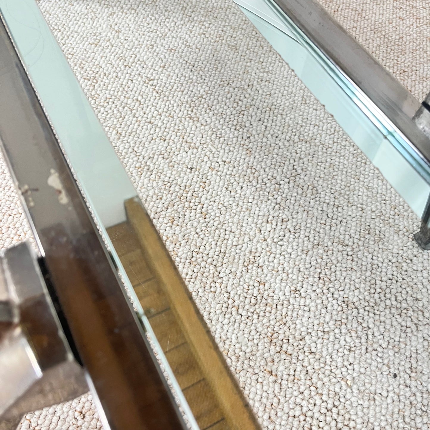 Table basse vintage italienne en verre, Métal couleur chrome & laiton , style Hollywood regency, Années 70
