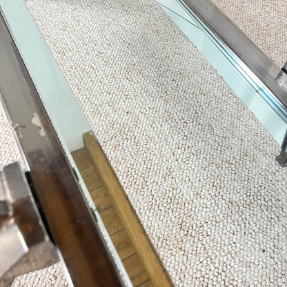 Table basse vintage italienne en verre, Métal couleur chrome & laiton , style Hollywood regency, Années 70
