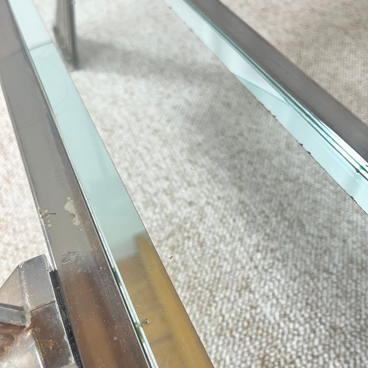 Table basse vintage italienne en verre, Métal couleur chrome & laiton , style Hollywood regency, Années 70