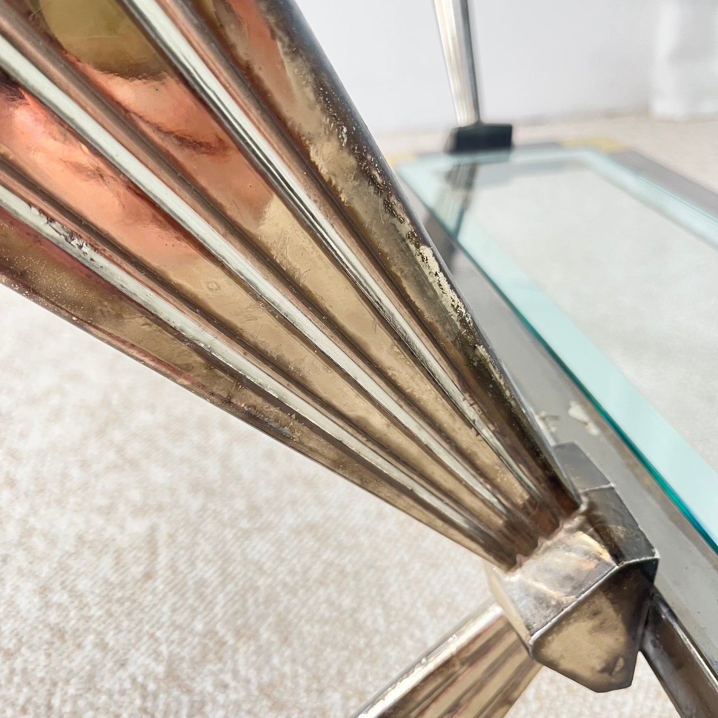 Table basse vintage italienne en verre, Métal couleur chrome & laiton , style Hollywood regency, Années 70