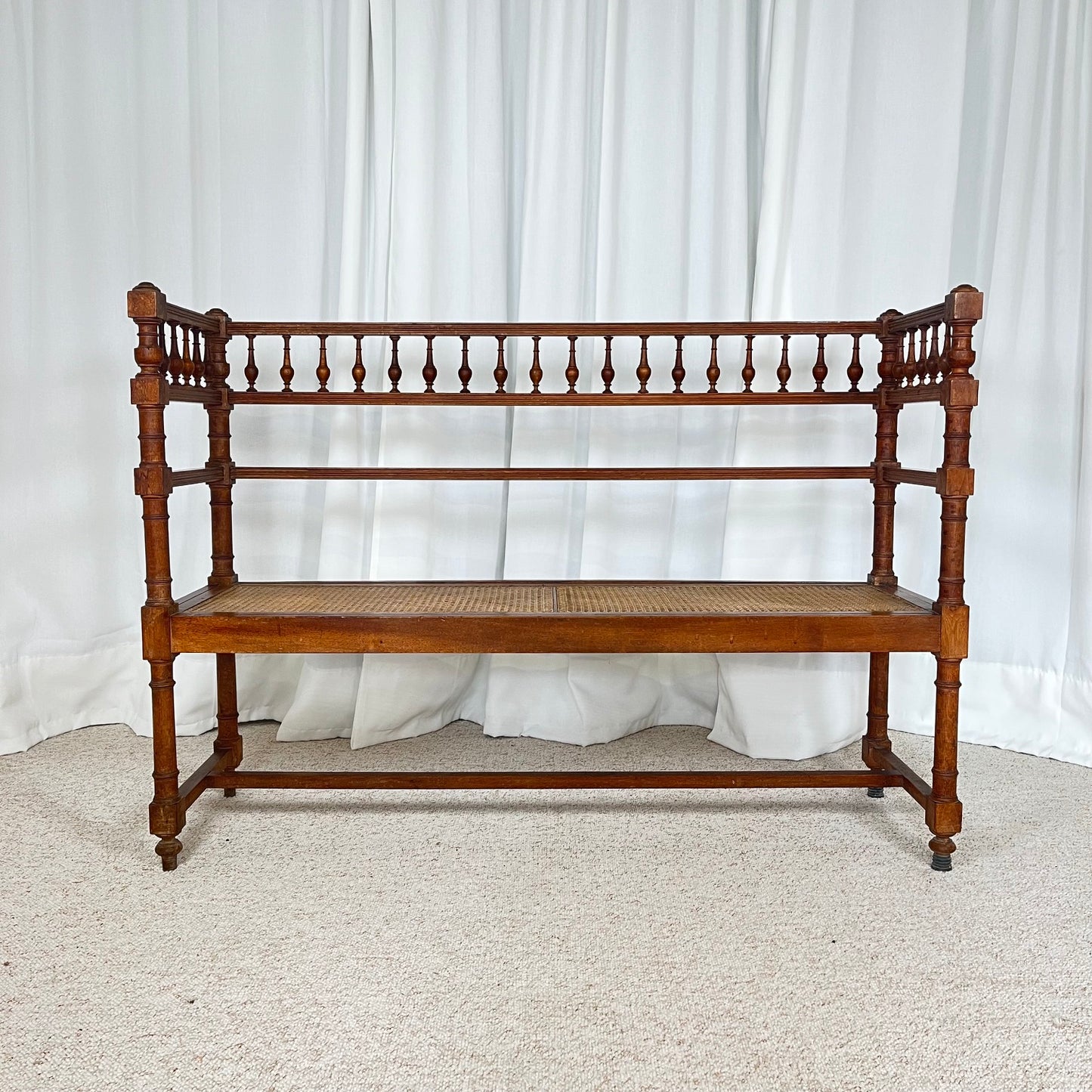 Banquette ancienne de style Louis XIII bois tourné cannage fin XIXe-début XXe