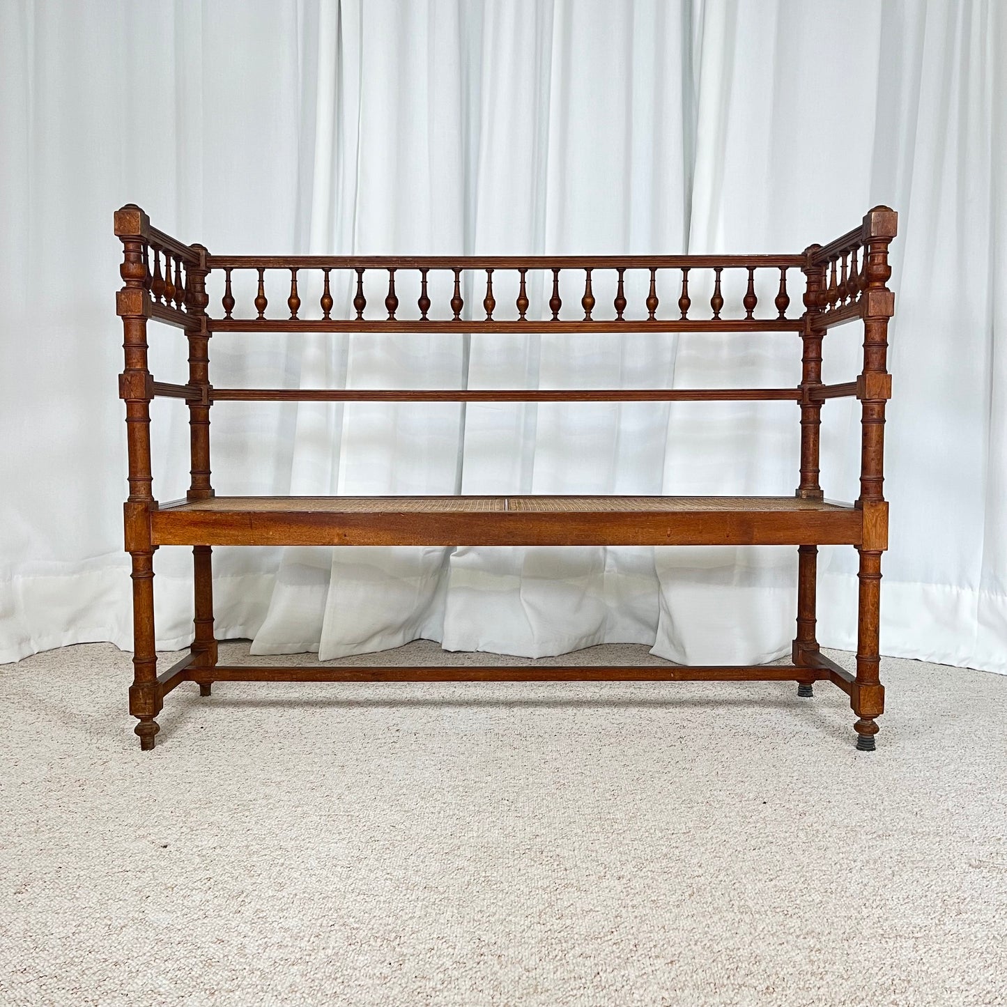 Banquette ancienne de style Louis XIII bois tourné cannage fin XIXe-début XXe