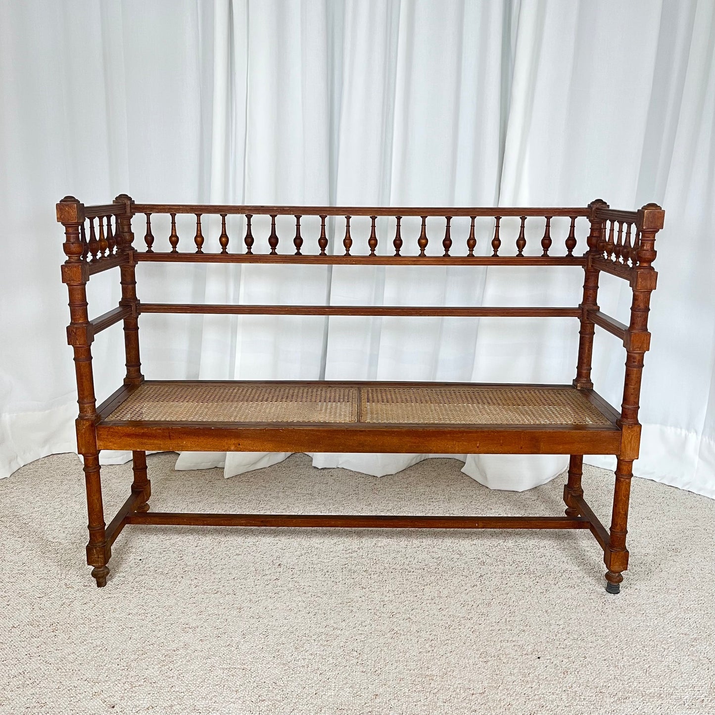 Banquette ancienne de style Louis XIII bois tourné cannage fin XIXe-début XXe