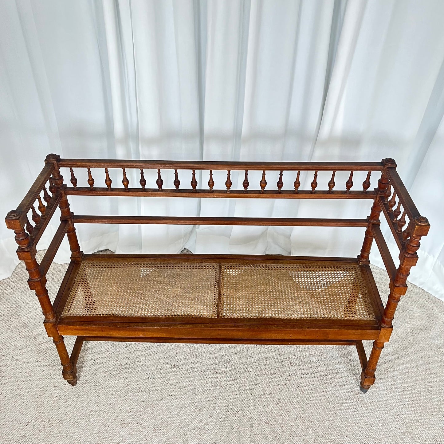 Banquette ancienne de style Louis XIII bois tourné cannage fin XIXe-début XXe
