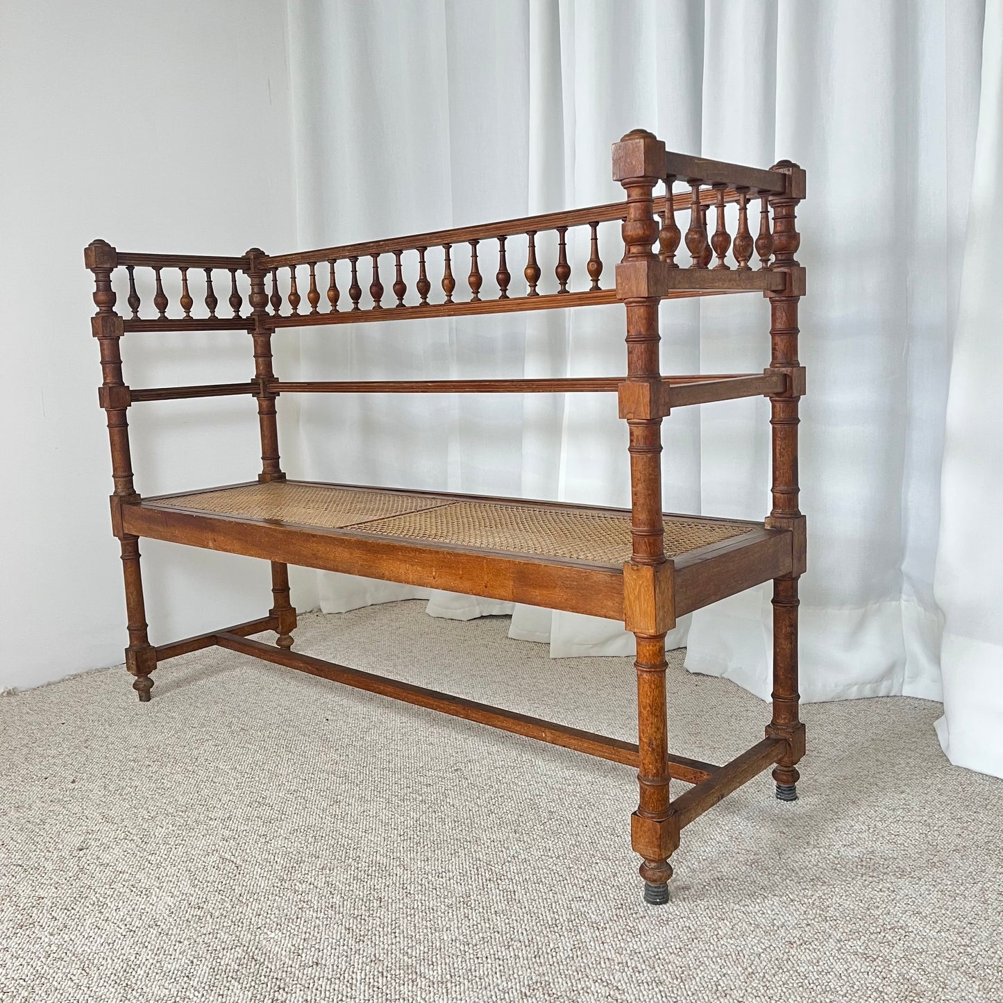 Banquette ancienne de style Louis XIII bois tourné cannage fin XIXe-début XXe