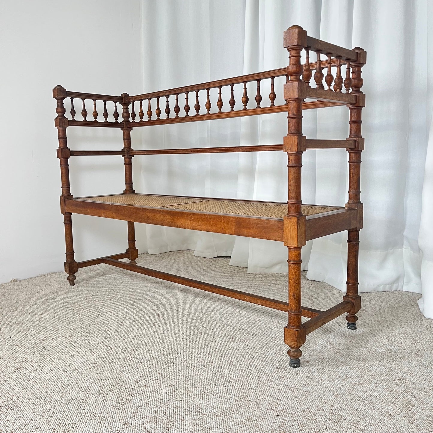Banquette ancienne de style Louis XIII bois tourné cannage fin XIXe-début XXe