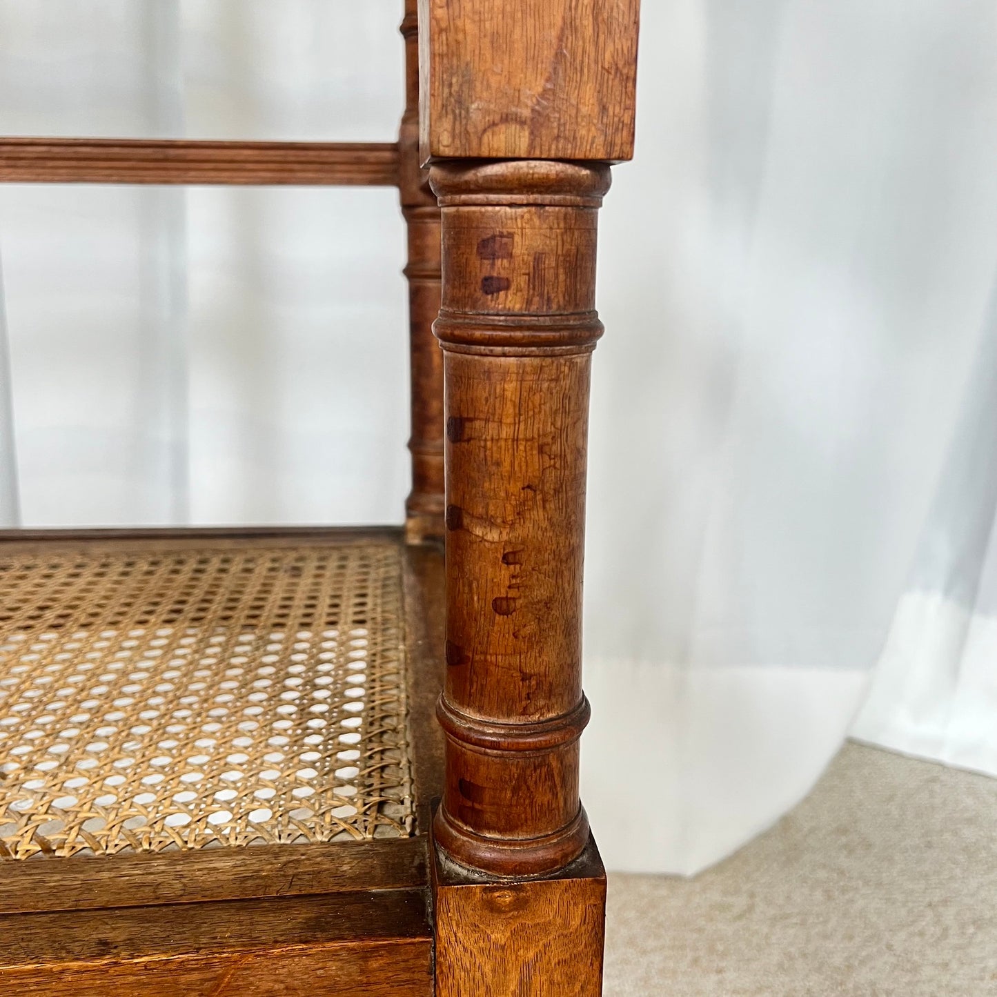 Banquette ancienne de style Louis XIII bois tourné cannage fin XIXe-début XXe