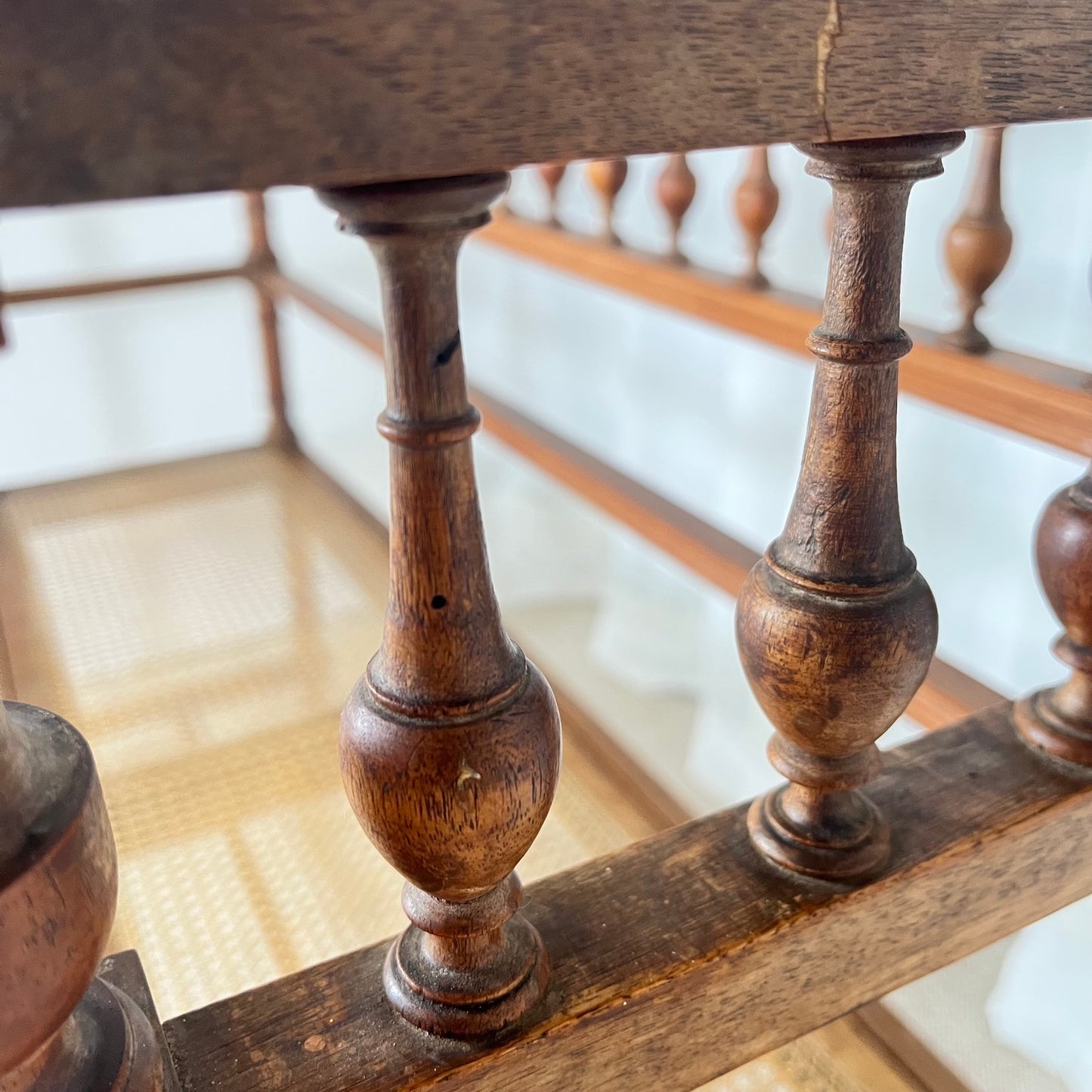 Banquette ancienne de style Louis XIII bois tourné cannage fin XIXe-début XXe