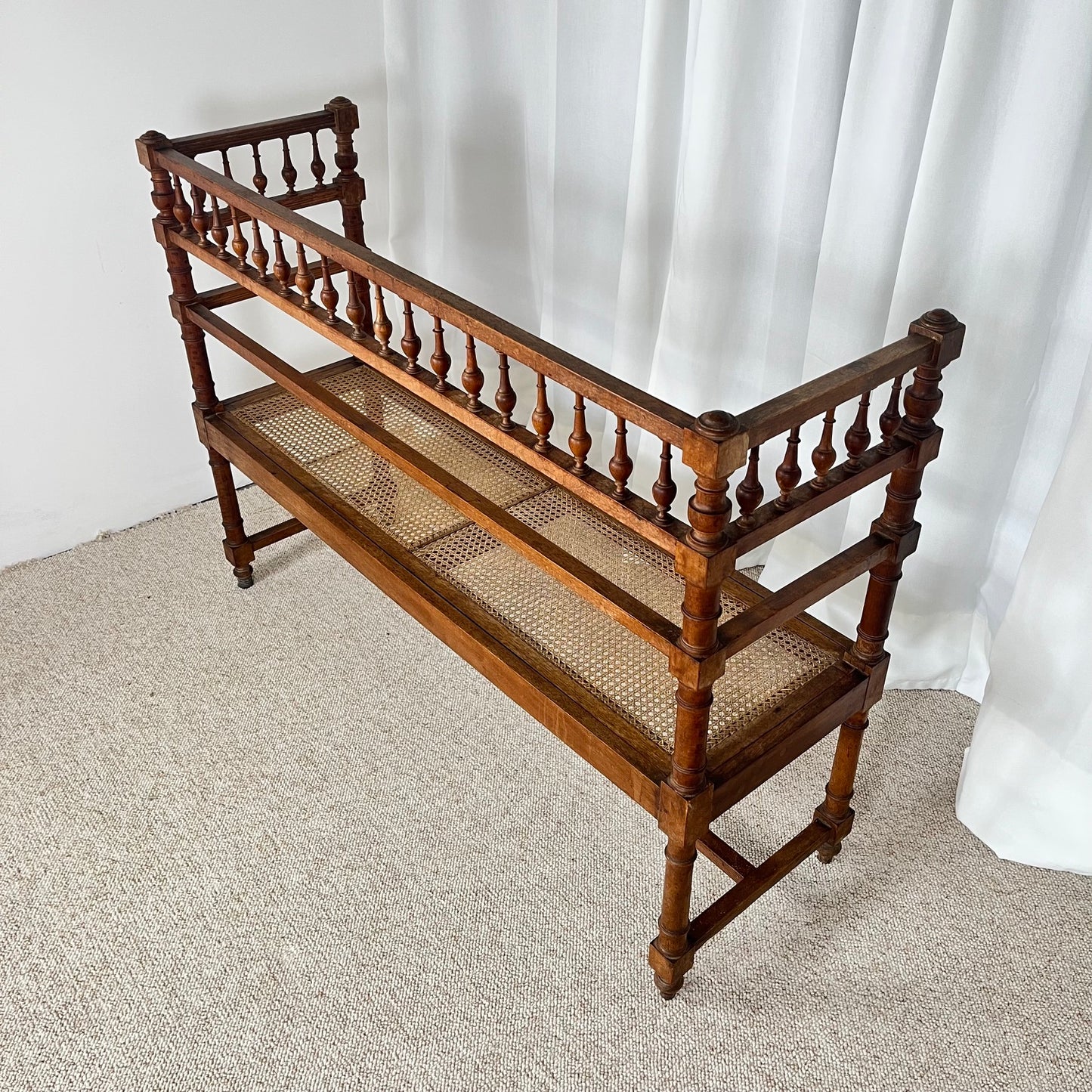 Banquette ancienne de style Louis XIII bois tourné cannage fin XIXe-début XXe