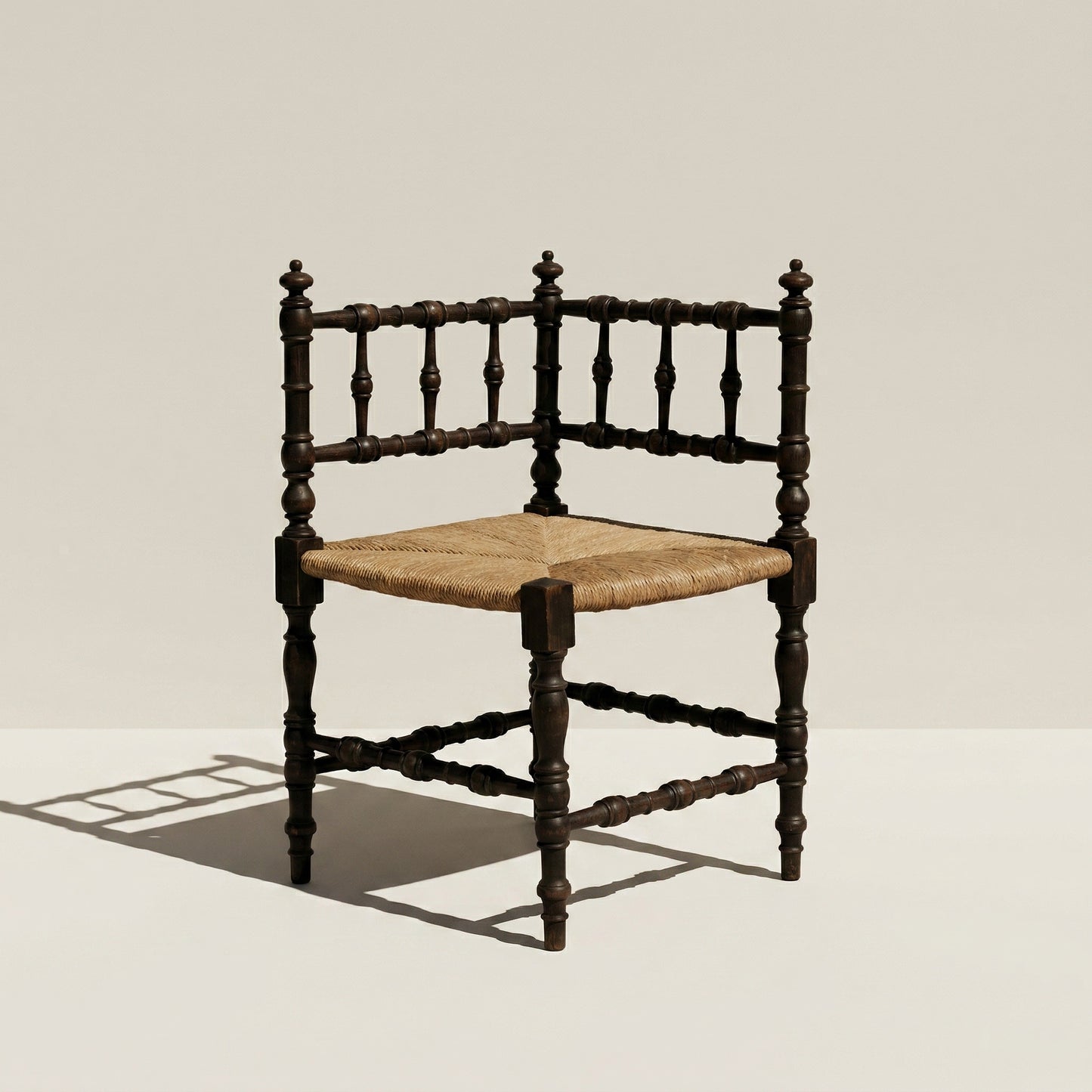 Chaise d'angle en bois sculpté et paille fin XIXème s.