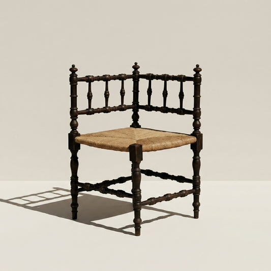 Corner chair in carved wood and straw, late 19th century.