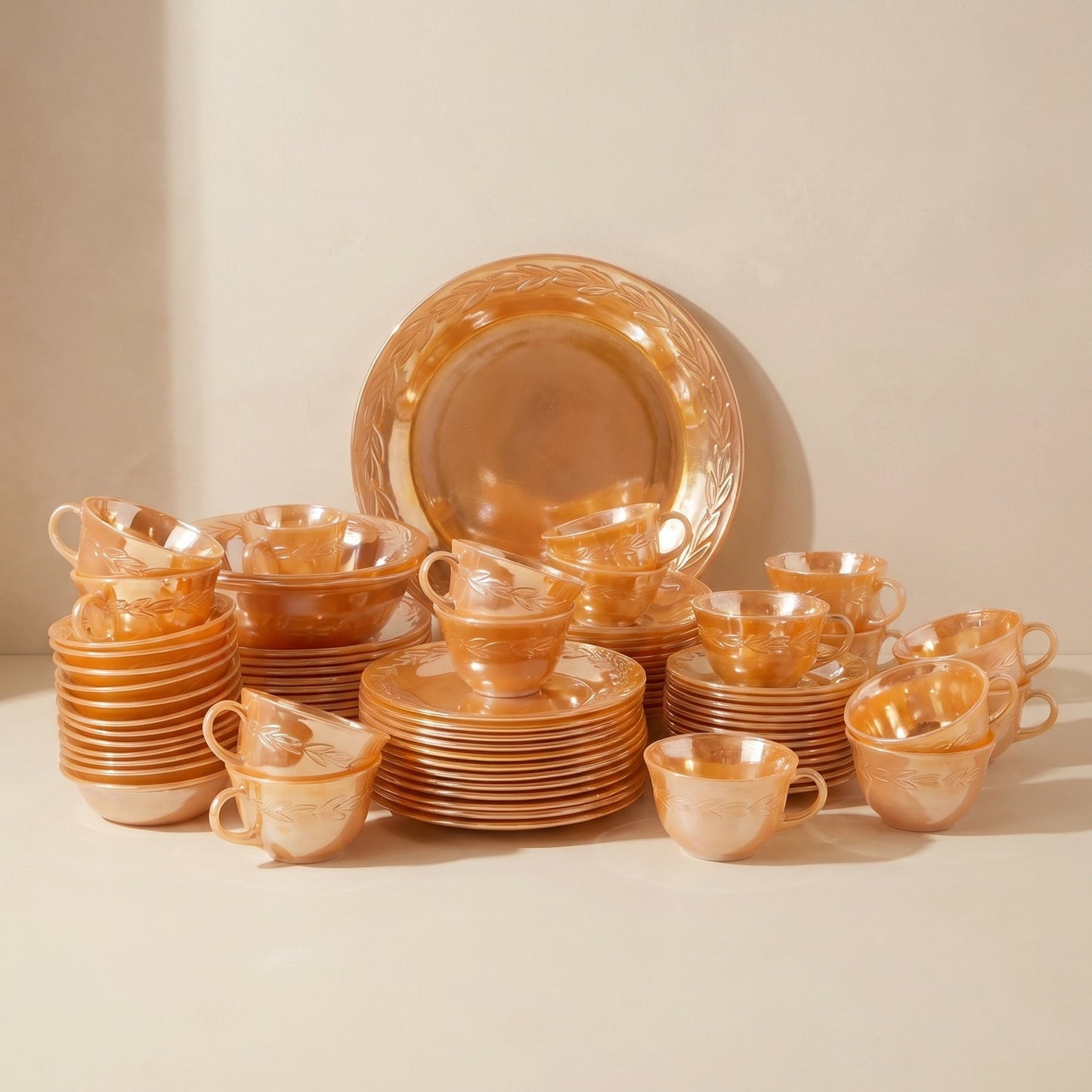 Important service Fire-King Peach Lustre "Feuille de laurier" pour 12 pers., Anchor Hocking , USA, années 50