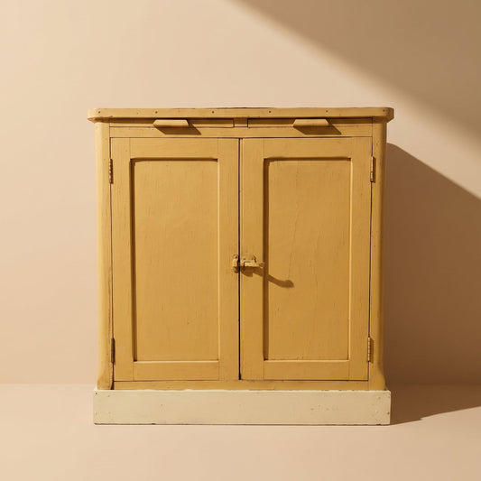 Ancien buffet de cuisine jaune beurre , fin XIXe - début XXe