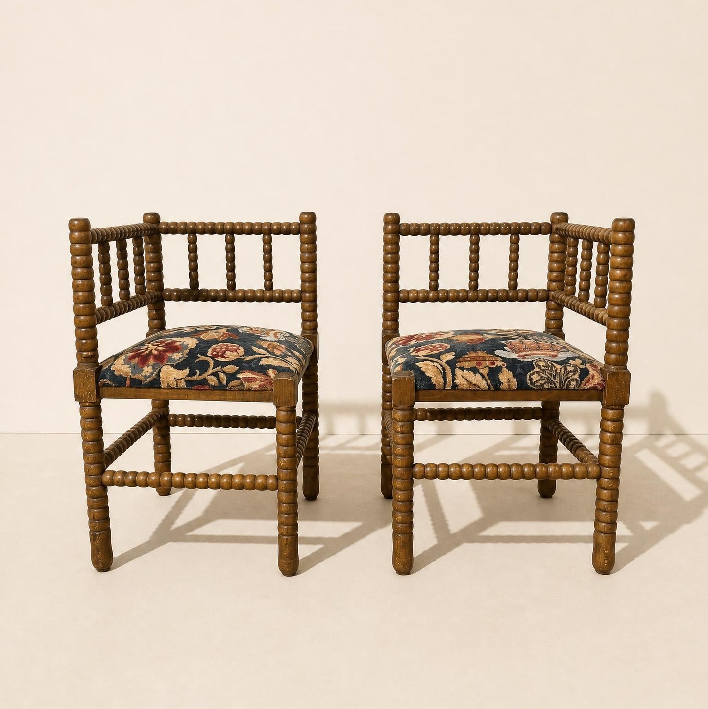 Duo de chaise d'angle en bois tourné Bobines et assise tissu, milieu XXeme